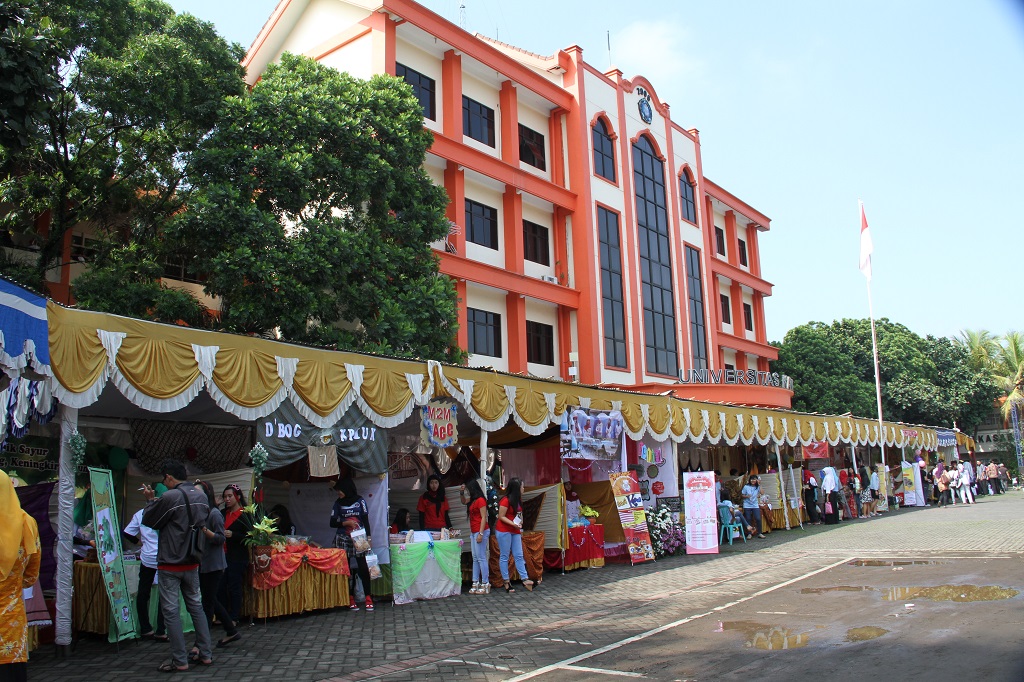 Suasana Bazar Praktik Kewirausahaan Mahasiswa FEB Unikama