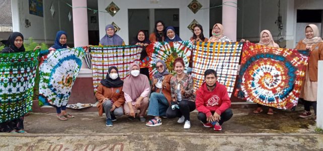 Pelatihan Batik Shibori di Kaki Gunung Wedon Bagi Para Disabilitas Jelang HDI 2021