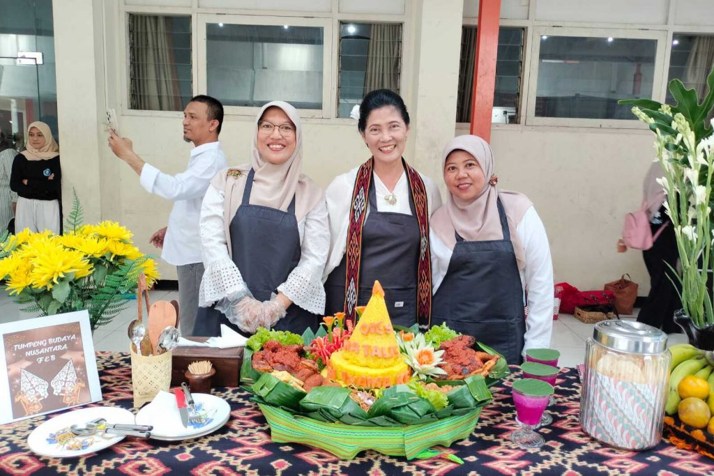Lomba Menghias Tumpeng: Menyatukan Rasa dalam Semangat Dies Natalis UNIKAMA 68