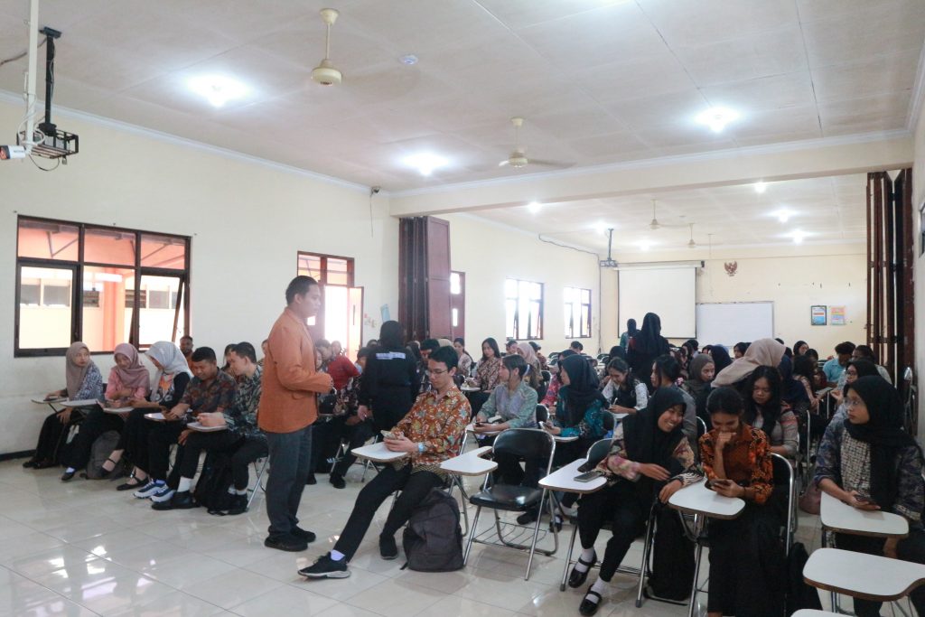 PKKMB pertemuan 2 : Clash Of Economy: Mahasiswa Baru FEB UNIKAMA Bersaing Seru Unggulkan Kearifan Lokal