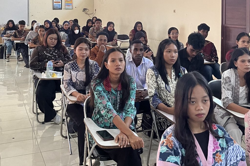 Perkenalkan Peran Ormawa dan Pengawasan Kampus, Senat FEB Unikama Gelar Sosialisasi pada PKKMB OMBAK Pertemuan 1